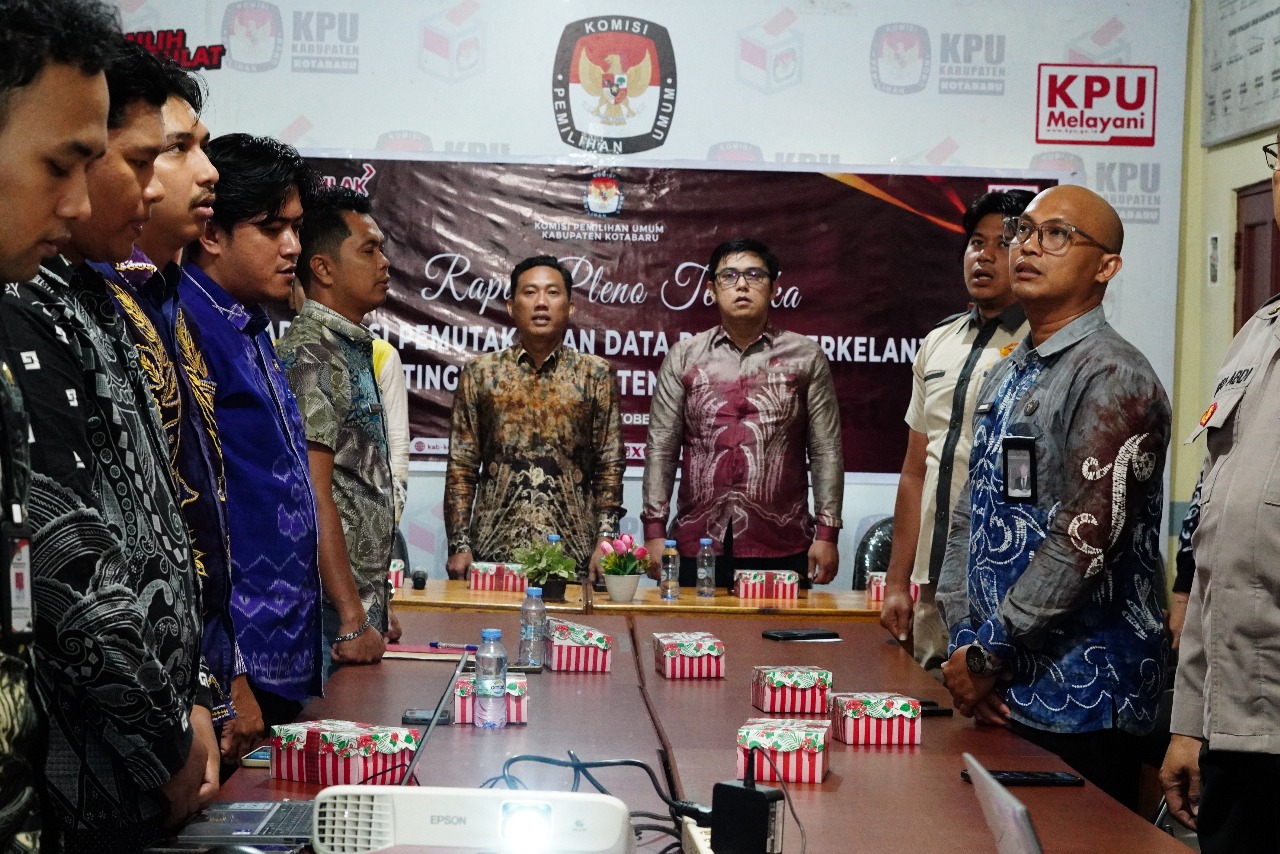 berdiri menghormati lagu indonesia raya